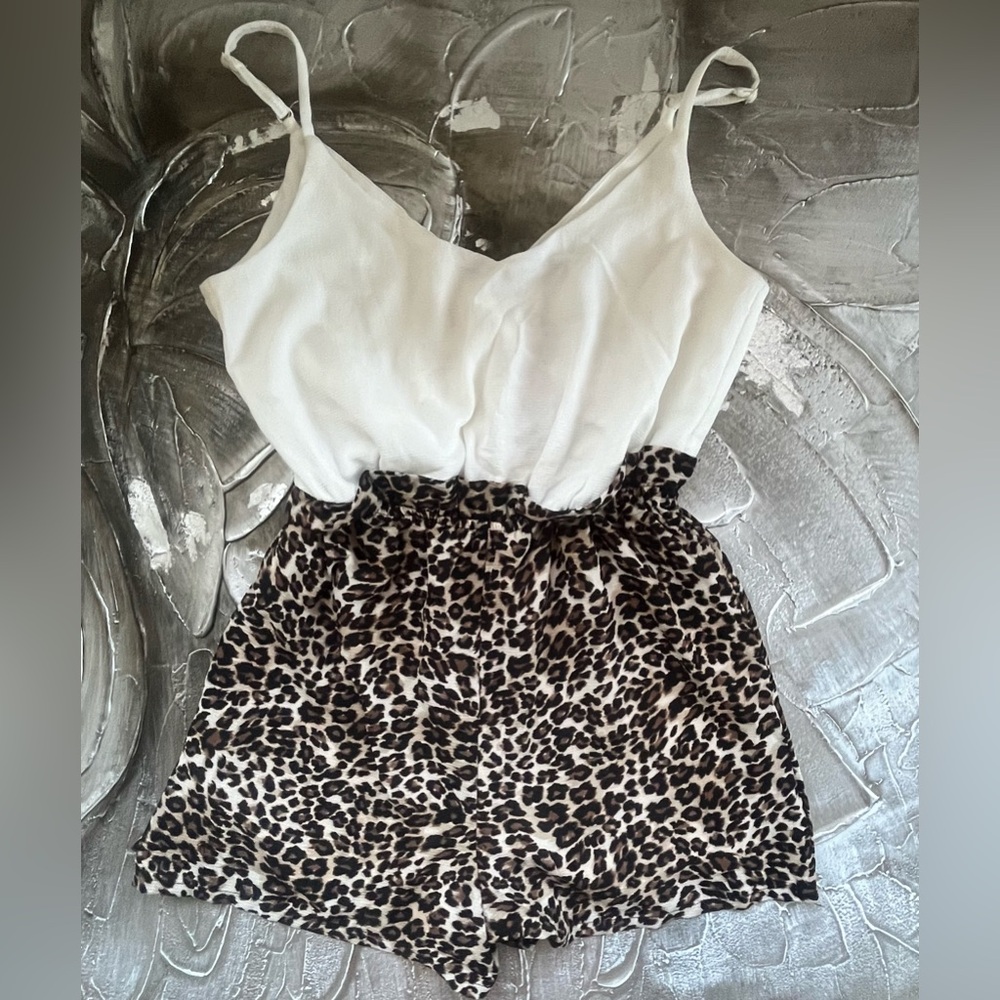 High Waisted White Adjustable Spaghetti Strap Blouse Leopard Romper‎ Size M NWT